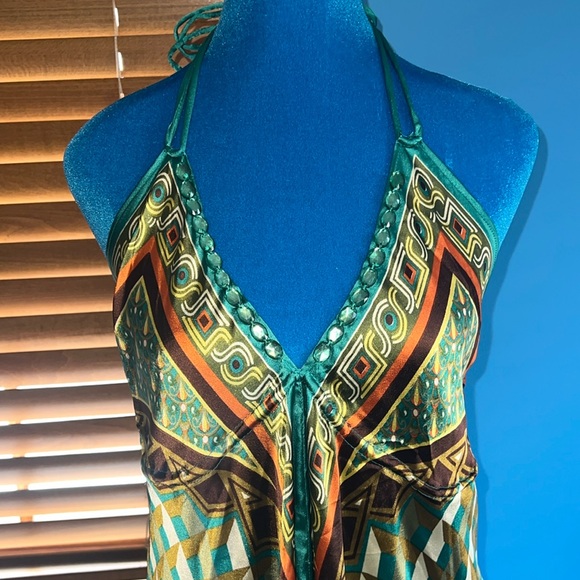 Silk V-cut dress with open back - Picture 2 of 10